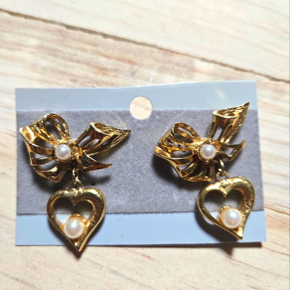 Gold Tone Bow Vintage Heart Pearl Earrings Post Back Earrings